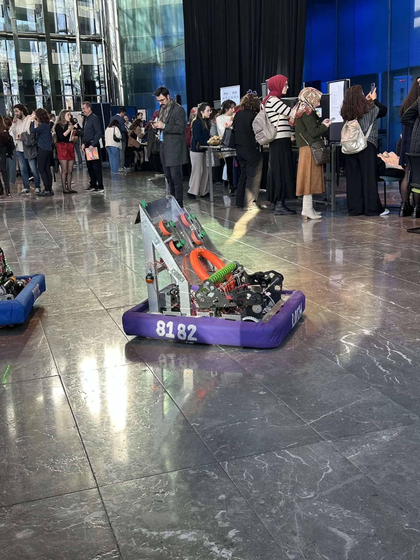Yarışma sahasının yanında çalışan robotik ekibi